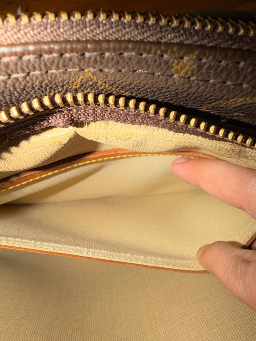 Louis Vuitton vintage Monogram Canvas Nile crossbody Bag with Tan Trim - Picture 11 of 12